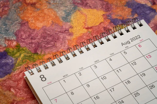 Agosto 2022 Calendario Escritorio Espiral Contra Brillante Colorido Hecho Mano — Foto de Stock