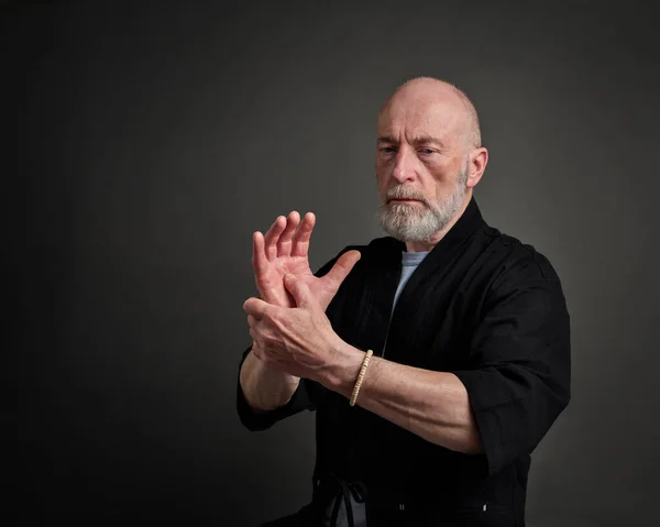 Porträt Eines Älteren Mannes Der Reflexzonentherapie Seiner Hand Selbstpflege Und — Stockfoto