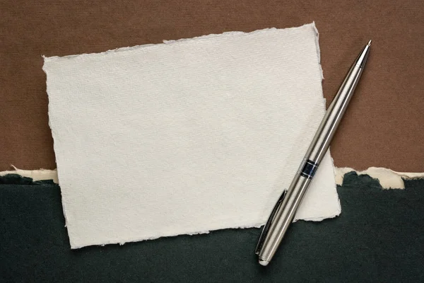 Маленький Лист Пустой Белой Бумаги Хади Металлической Ручкой Против Абстрактного — стоковое фото
