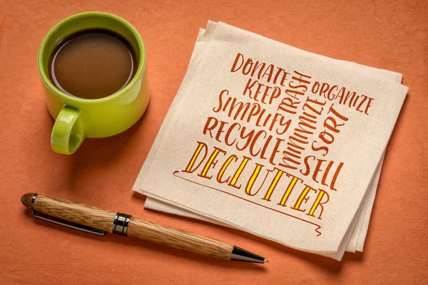 用一杯咖啡 简约主义和生活方式的概念来解开和简化餐巾纸上的云彩字迹 — 图库照片