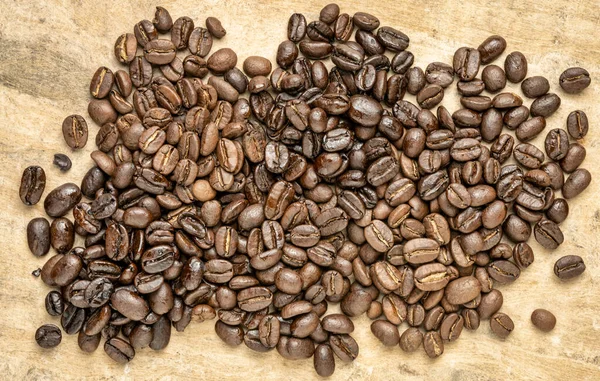 Sampler Kaffebönor Från Olika Delar Världen Översiktsvy Mot Handgjorda Texturerat — Stockfoto