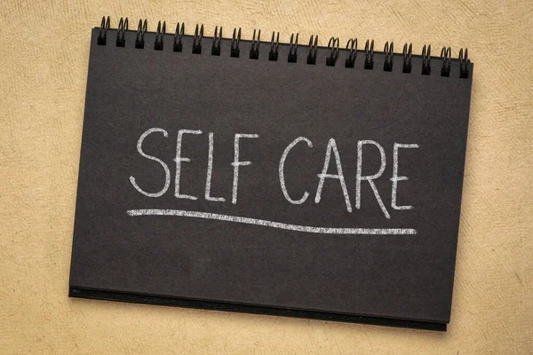 Self Care Tulisan Kapur Putih Dalam Notebook Spiral Kertas Hitam — Stok Foto