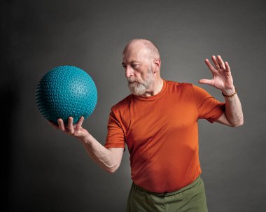 Son sınıf öğrencisi (60 'ların sonunda) ağır bir top ya da tıp topu, etkinlik ve 60' ın üzerinde konsept ile egzersiz yapıyor.