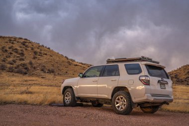 Fort Collins, CO, ABD - 31 Mart 2022: Toyota 4Runner SUV Colorado eteklerindeki Soapstone Prairie Doğal Alanı 'nda bir patika başında, ilkbahar manzarası.