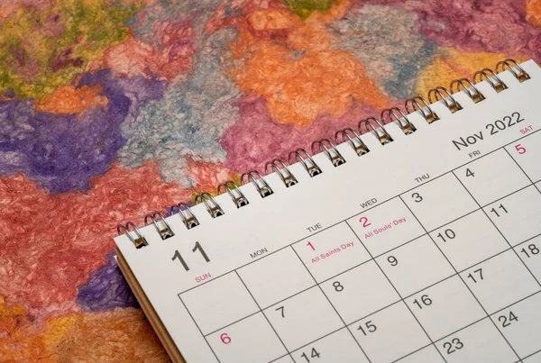 Noviembre 2022 Espiral Calendario Escritorio Contra Brillante Colorido Hecho Mano — Foto de Stock
