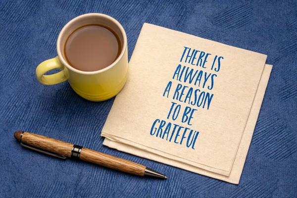 永远都有理由心存感激 在餐巾上贴上带有咖啡 思维和个人发展理念的鼓舞人心的提醒字条 — 图库照片