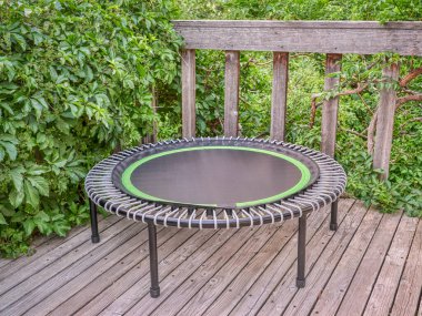 Spor için mini trambolin arka bahçede egzersiz ve ribaund.