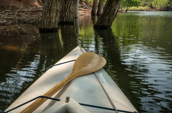山地湖上有木制桨的甲板探险独木舟船头 划桨者视野 科罗拉多北部水位较高的马牙水库 — 图库照片