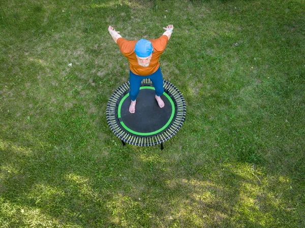 Letecký Pohled Seniora Cvičí Mini Trampolíně Jeho Dvorku Fitness Odrazový — Stock fotografie