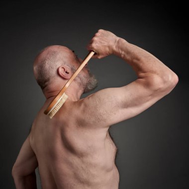 Son sınıf öğrencisi cilt zehirlenmesini önlemek için kuru fırçalama yapıyor lenf akışını teşvik ediyor ve sinir sistemini uyarıyor.