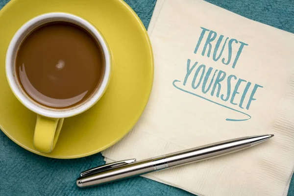あなた自身を思い出させるメモを信頼する コーヒー マインドセット 自信と個人的な開発コンセプトを持つナプキンに手書き — ストック写真