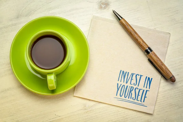あなた自身にインスピレーションを与えるアドバイスやリマインダーに投資してください コーヒー 個人的な開発と自己改善のコンセプトのナプキンに手書き — ストック写真