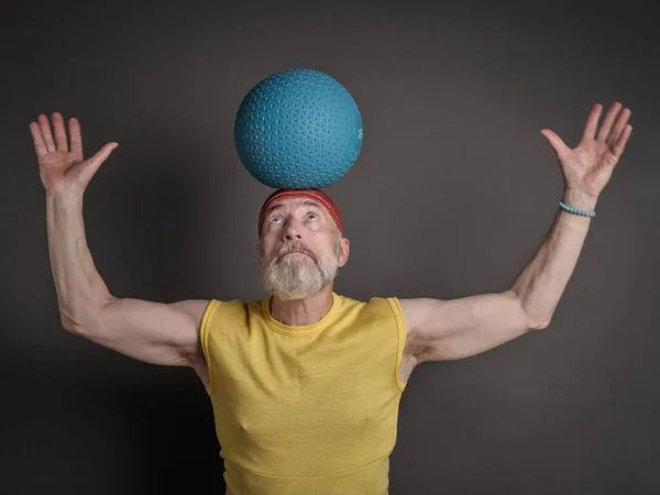 Ανώτερος Άνθρωπος Ισορροπεί Μια Βαριά Μπάλα Slam Στο Κεφάλι Του — Φωτογραφία Αρχείου