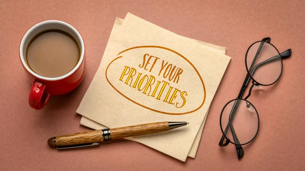 Stel Prioriteiten Herinnering Handschrift Een Servet Met Een Kopje Koffie — Stockfoto