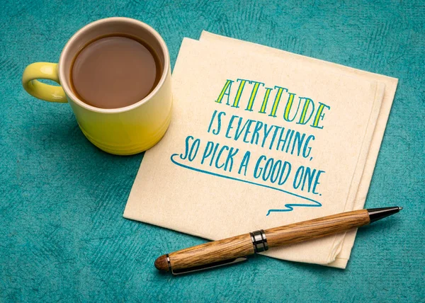 Atitude Tudo Slogan Motivacional Guardanapo Com Uma Xícara Café Conceito — Fotografia de Stock