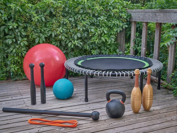 Home Gym Concept Slam Swiss Balls Iron Kettlebell Mini Trampoline — Foto de Stock