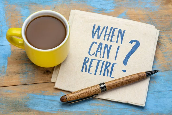 Mikor Mehetek Nyugdíjba Visszavonulást Tervező Kérdés Szalvétán Egy Csésze Kávéval — Stock Fotó