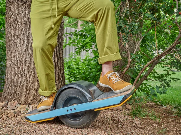 뒷마당이나 공원에서 바퀴가 하나뿐인 스케이트보드를 — 스톡 사진