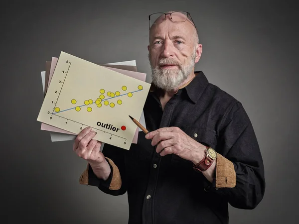 Senior Man Businessman Teacher Scientist Explaining Outlier Concept Graphs Paper — Stockfoto