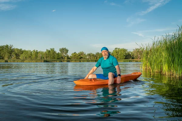 Atletico Uomo Anziano Sta Pagaiando Kayak Incline Lago Colorado Questo — Foto Stock