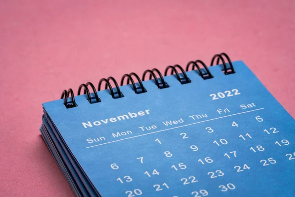 November 2022 Kleine Spiraalvormige Desktop Kalender Tegen Getextureerd Papier Lage — Stockfoto