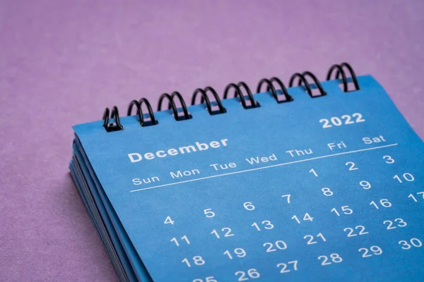 Prosinec 2022 Spirálový Desktopový Kalendář Proti Purpurovému Papíru Nízkoúhlý Makro — Stock fotografie