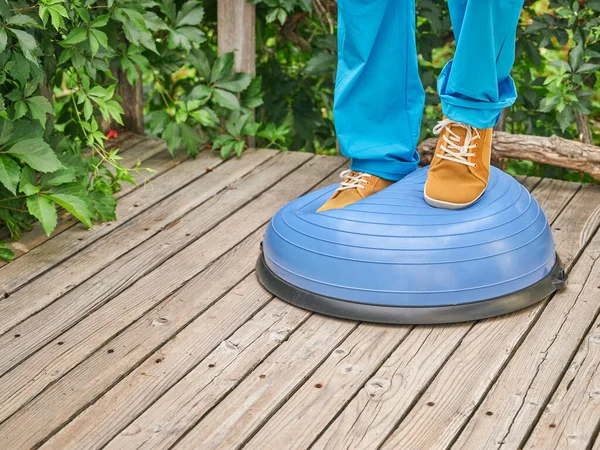 Male Feet Legs Balancing Bosu Half Ball Backyard Fitness Concept — Fotografia de Stock