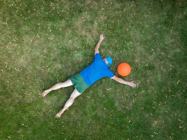 Exhausted Senior Man Lying Grass Resting Heavy Slam Ball Workout — Stock fotografie