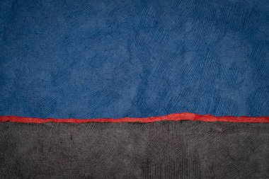 koyu soyut mavi, siyah ve kırmızı bir manzara. Meksika 'da el yapımı Huun kağıtları koleksiyonu.