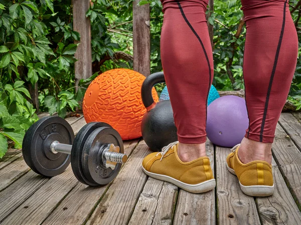 Male Compression Pants Exercising Heavy Slam Balls Dumbbell Kettlebell Backyard — Stock Photo, Image