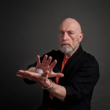 Son sınıf öğrencisi elinde golf topu, özbakım ve masaj konseptiyle refleksoloji terapisi uyguluyor.