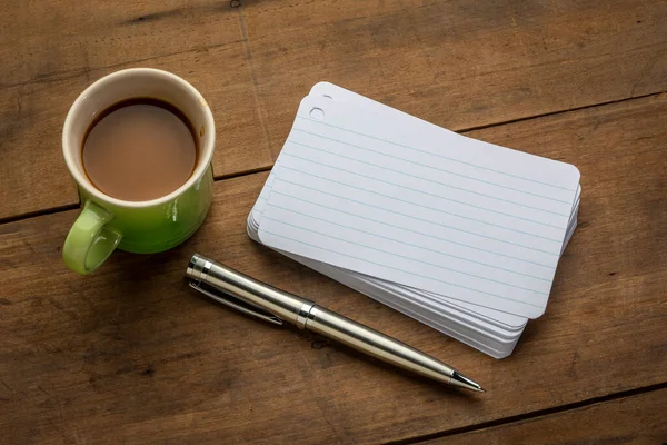 Een Stapel Blanco Indexkaarten Met Een Kop Koffie Een Pen — Stockfoto