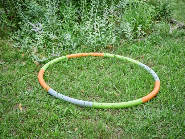 Weighted Hula Hoop Backyard Lawn Summer Scenery Core Workout Concept — Fotografia de Stock