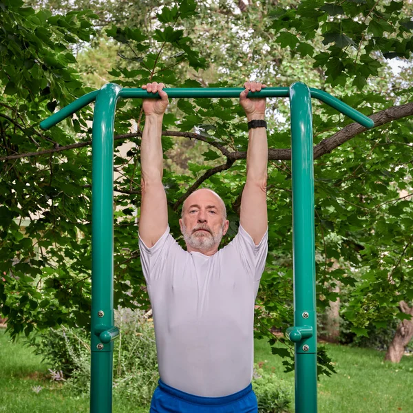 Senior Male Exercising Bar Hanging Pull Outs Outdoor Fitness Tower — Fotografia de Stock