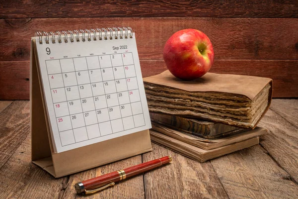 September 2022 Spiral Desktop Calendar Old Books Apple Rustic Wood 로열티 프리 스톡 이미지