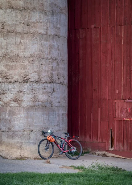 Lightweight Gravel Bike Carbon Frame Silo Old Weathered Barn Colorado — стоковое фото