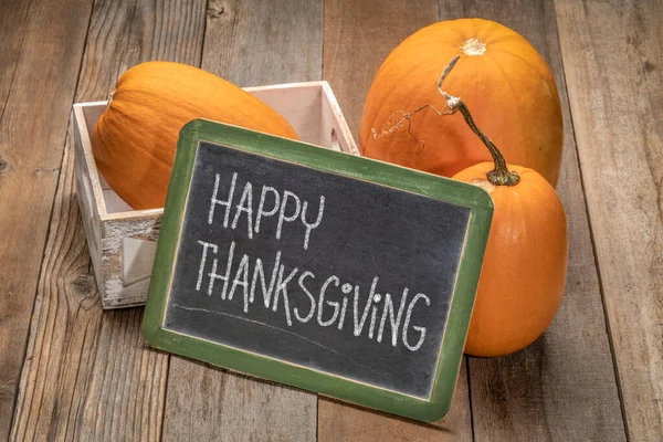 Happy Thanksgiving White Chalk Text Slate Blackboard Pumpkins Rustic Wood — Φωτογραφία Αρχείου