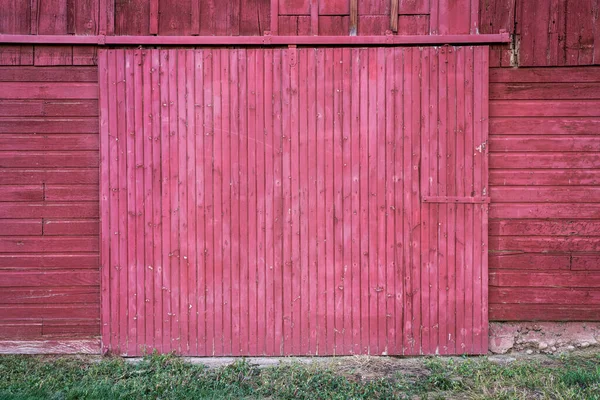 Wall Old Wooden Weathered Red Painted Barn Sliding Gate Rustic ロイヤリティフリーのストック写真