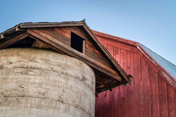 Detail Old Weathered Red Barn Dusk Sky Colorado Foothills Foto Stock