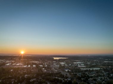Kuzey Colorado 'da yaz gündoğumu düzlükleri ve Fort Collins üzerinde, hava manzarası