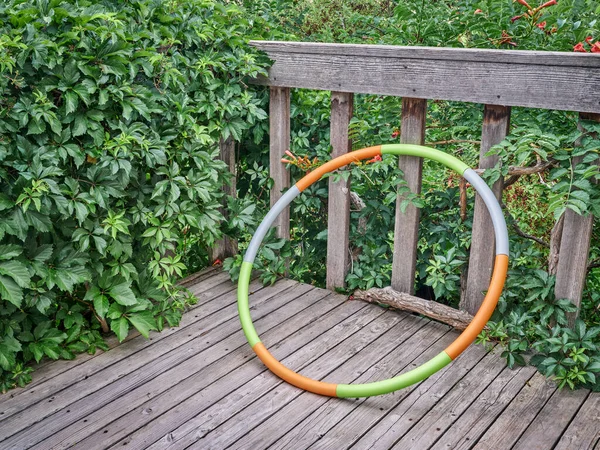 Weighted Hula Hoop Wooden Backyard Deck Summer Scenery Core Workout — Stock Photo, Image