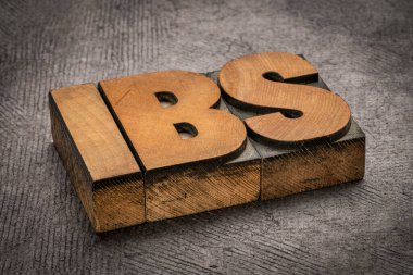 IBS - Alıngan Bağırsak Sendromu, klasik harf baskı ahşap tipi, sindirim ve mide sağlığı kavramı soyut kelime