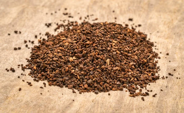 多くの場合 またはコーヒーの代わりとして使用されるチコリ顆粒のヒープ チコリ工場の根から作られた チコリIntybus またエンダイブとして知られています — ストック写真