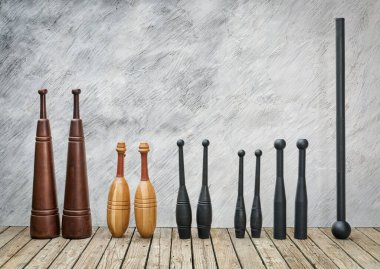 Geleneksel egzersiz ekipmanları - İran yemekleri, Hint kulüpleri, çelik sopalar ve kırsal ahşap bir güverte üzerinde çelik topuz ile bir fotokopi alanı ile grunge duvarına karşı