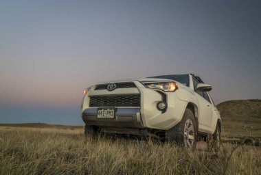 Fort Collins, CO, ABD - 18 Eylül 2022: Toyota 4Runner SUV, Soapstone Prairie Natural Area 'daki bir patikada parkedildi..
