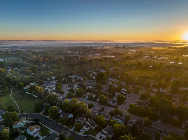 科罗拉多北部柯林斯堡住宅区上空的雾蒙蒙的落日 — 图库照片
