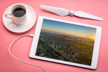 Kuzey Colorado 'daki Fort Collins yerleşim bölgesinde sisli sonbahar gündoğumu dijital tablet üzerindeki hava görüntülerini gözden geçiriyoruz.