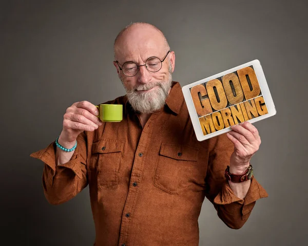 Καλημέρα Χαμογελαστός Ηλικιωμένος Άνδρας Πίνει Καφέ Και Δείχνει Μια Ψηφιακή — Φωτογραφία Αρχείου