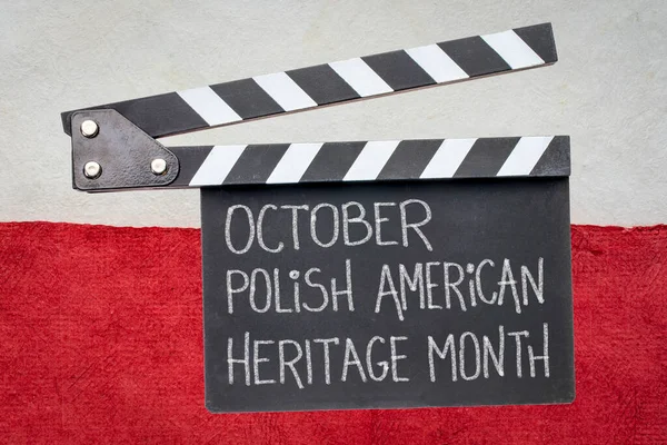 Oktober Monat Des Polnisch Amerikanischen Kulturerbes Weiße Kreidehandschrift Auf Klapptafel lizenzfreie Stockbilder