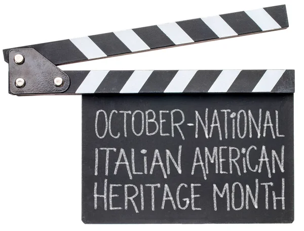 10月 国立イタリア系アメリカ人の遺産月間 白チョークの手書きのイオン白に隔離されたクラップボード 文化イベントを思い出させる — ストック写真